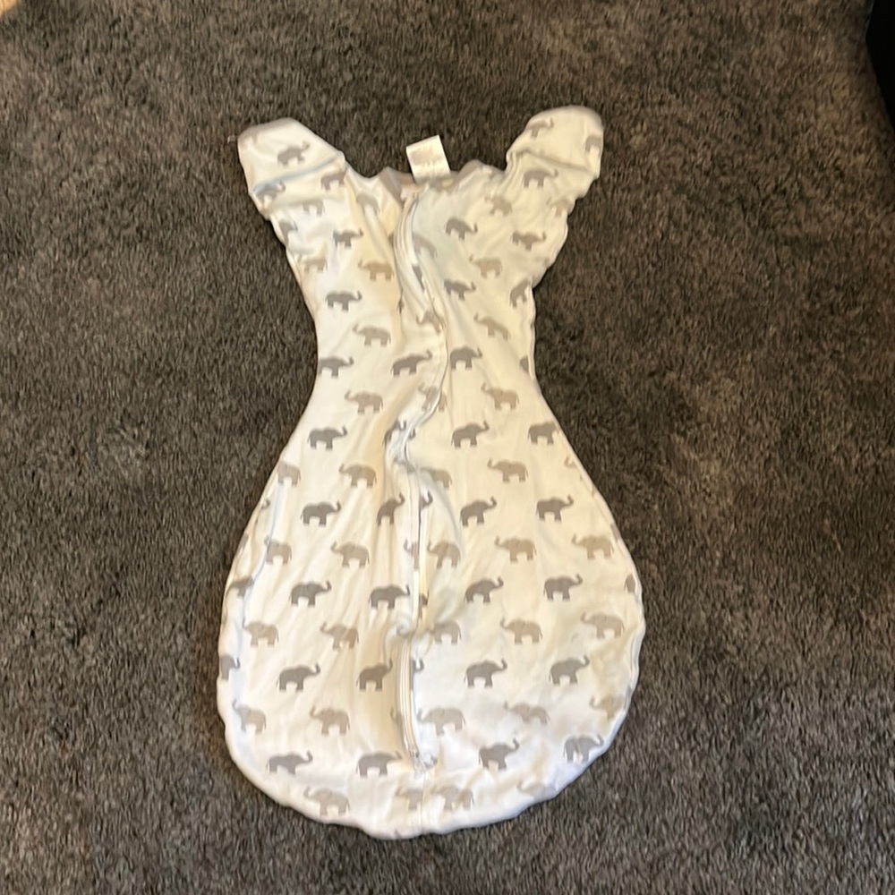 Amazing Baby Transitional Swaddle Sack Grey and White Elephants, size 3-6 months